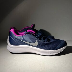 Nike Girls Star Runner 3 Sneaker, Midnight Navy/Metallic Silver, 5y
